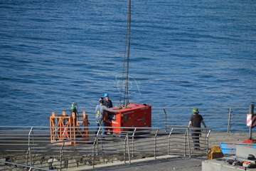 Una grúa de 80 metros trabaja en la reparación del Neptuno en Melenara/TA.